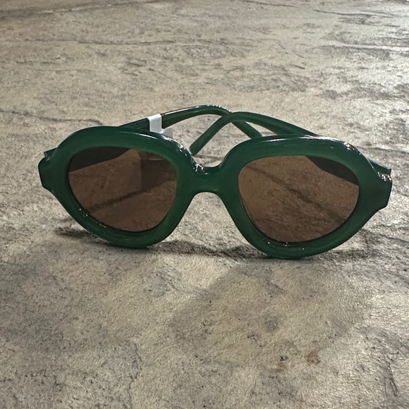 NWT Loewe Dark Green Sunglasses with Gold Logo - Picture 3 of 6
